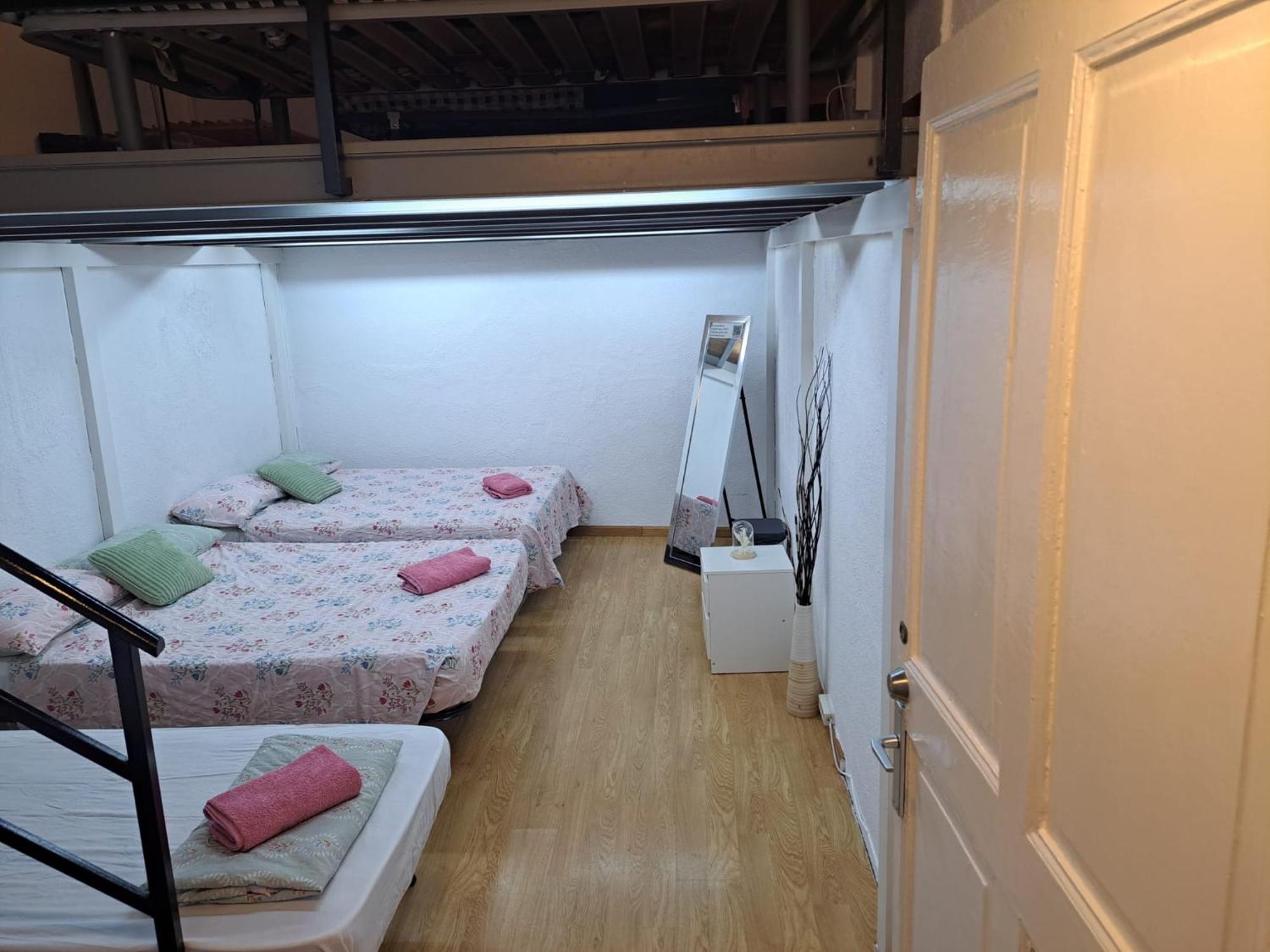 Habitacion Para Grupos Hasta 8 En Plena Rambla De Cataluna Barcelona Bagian luar foto