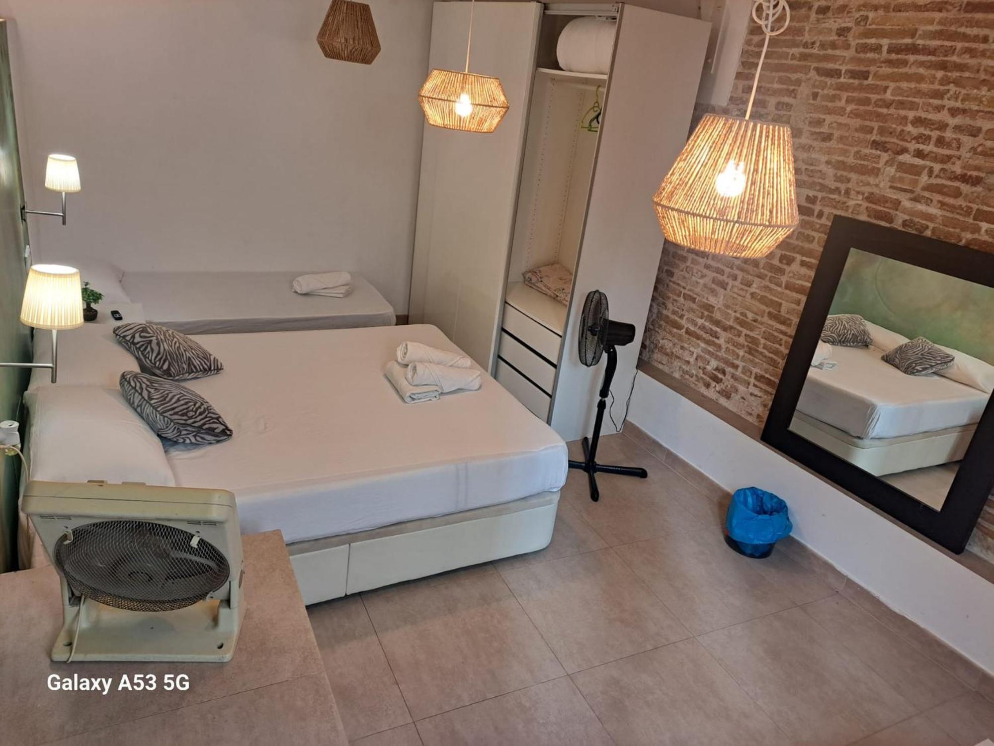 Habitacion Para Grupos Hasta 8 En Plena Rambla De Cataluna Barcelona Bagian luar foto